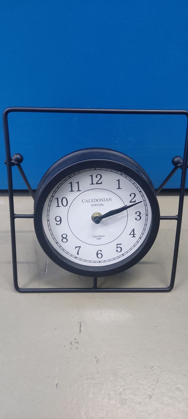 Idea regalo. Reloj sobremesa estilo estación tren