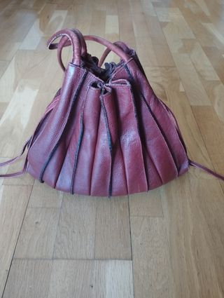 Bolso cubo piel plisado, granate .