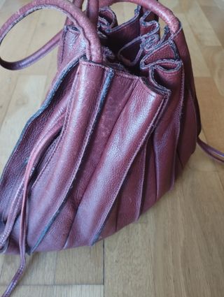Bolso cubo piel plisado, granate .