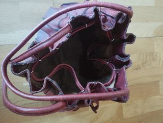 Bolso cubo piel plisado, granate .