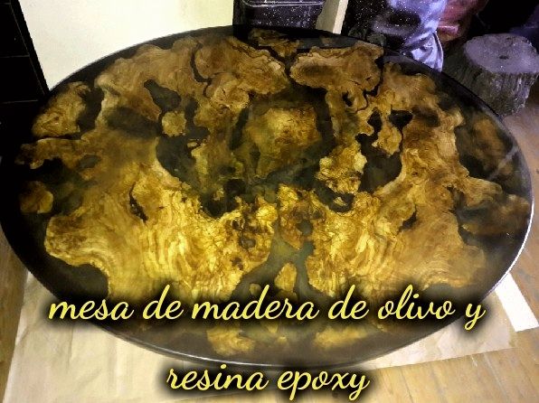 tavolo in legno d'ulivo e resina epossidica