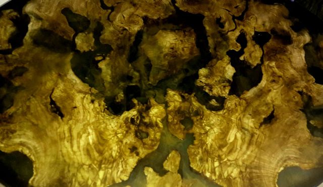 tavolo in legno d'ulivo e resina epossidica