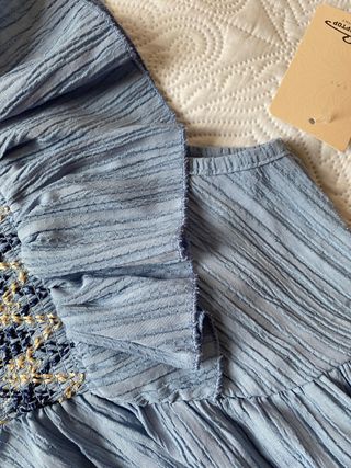 Blusa azul bordada