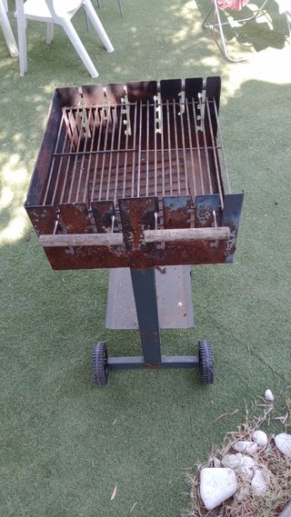 Barbacoa exterior con bandejas y ruedas