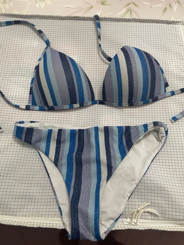 Bikini de rayas brillantes