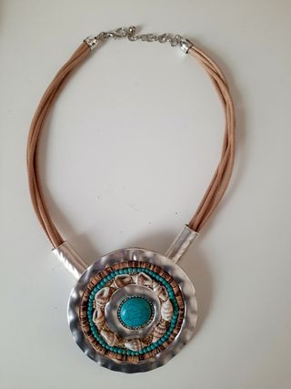 Collar plateado y turquesa