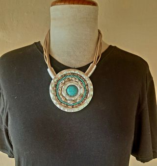 Collar plateado y turquesa