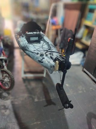 Kayak pesca con motor eléctrico! listo para navega