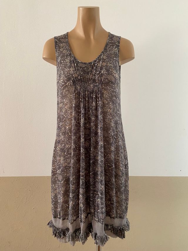 Vestido floreado gris