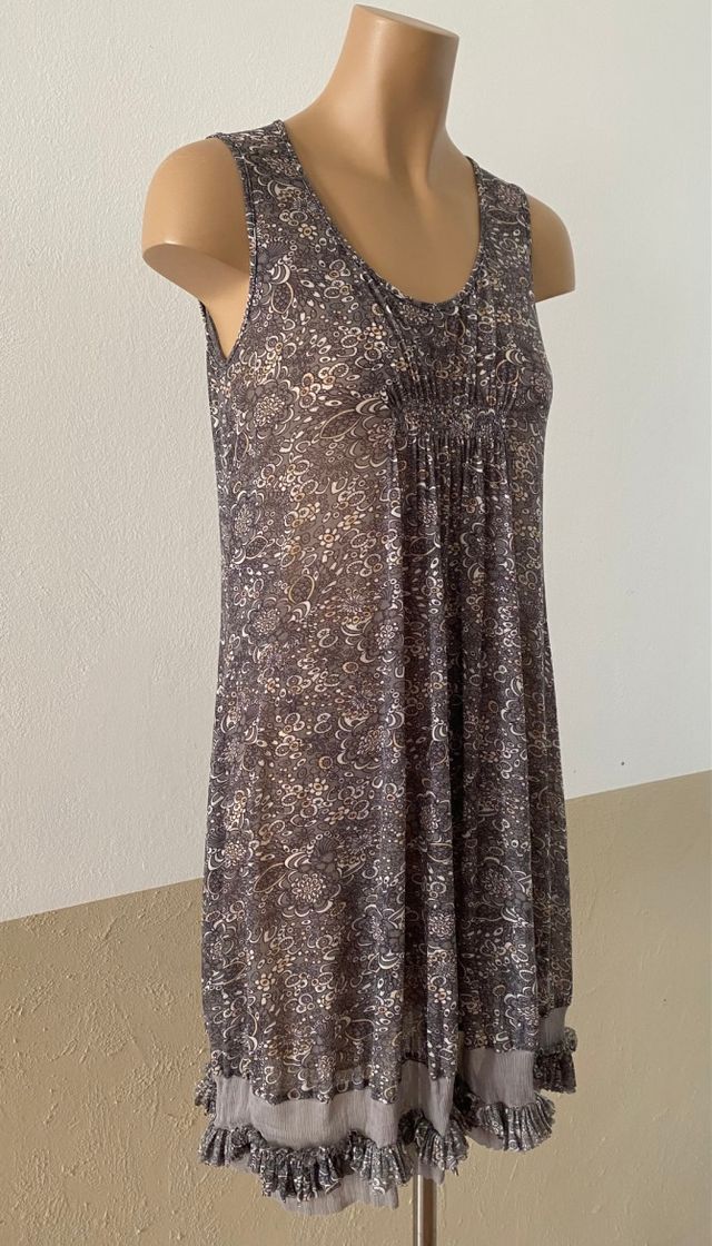 Vestido floreado gris