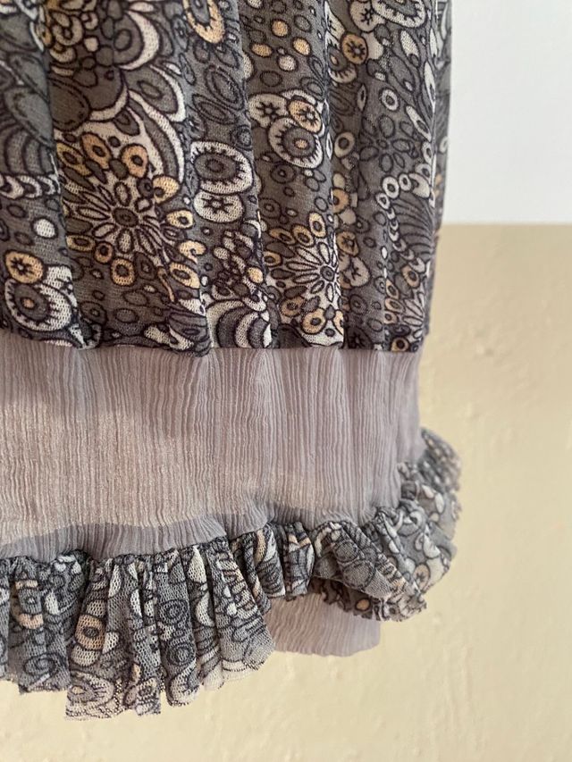 Vestido floreado gris