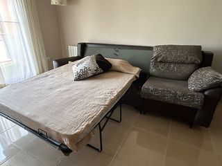 Sofá de 4 plazas, con cama extraíble.