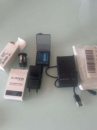 2 baterías una sd de 2 GB con camara