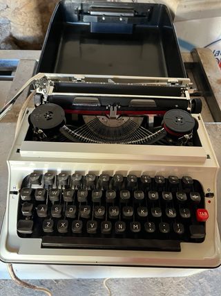 Maquina de escribir antigua