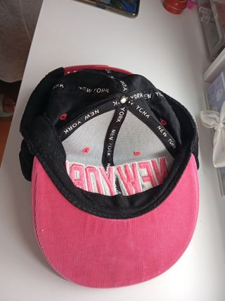 Gorra rosa y negra 