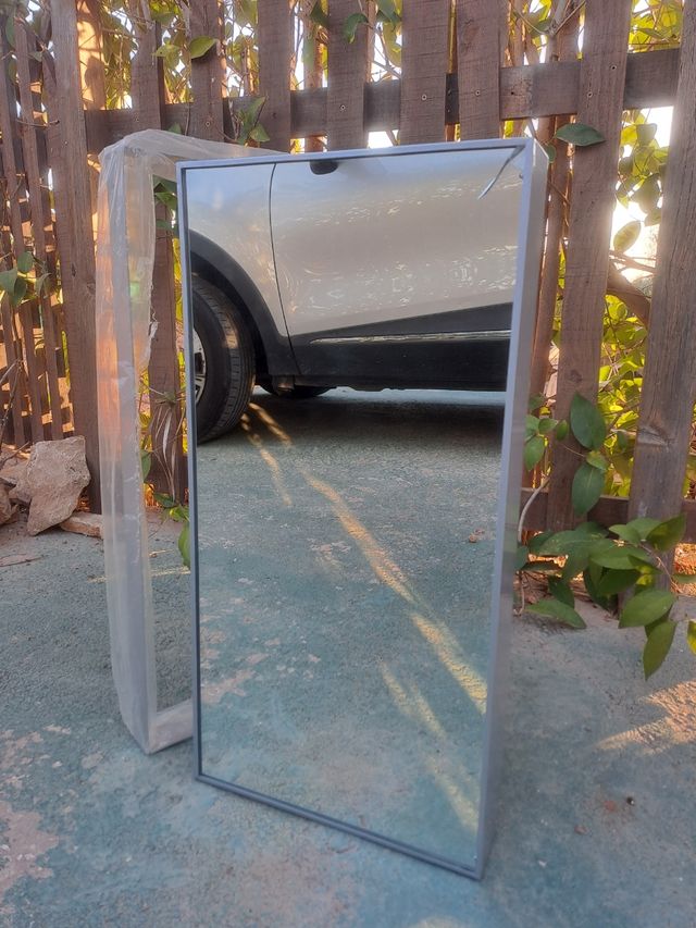 Espejo giratorio con estantes