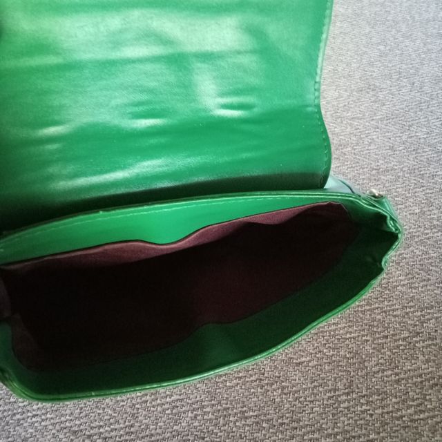 Clutch in similpelle verde