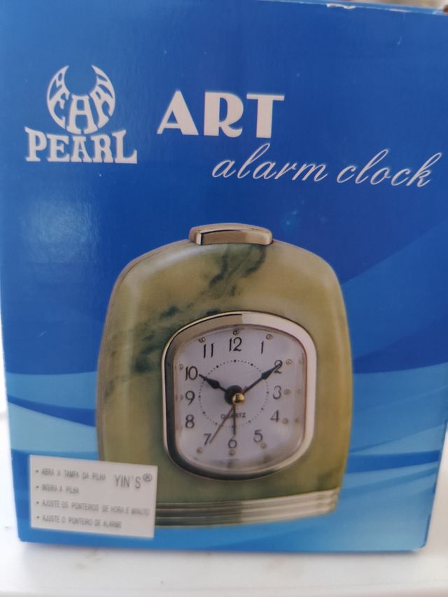 Reloj despertador dorado