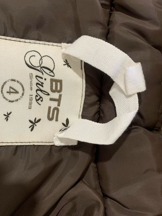 Abrigo marrón niña