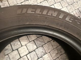 ruedas delinte de coche