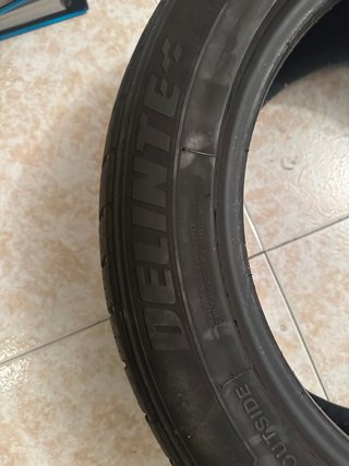 ruedas delinte de coche
