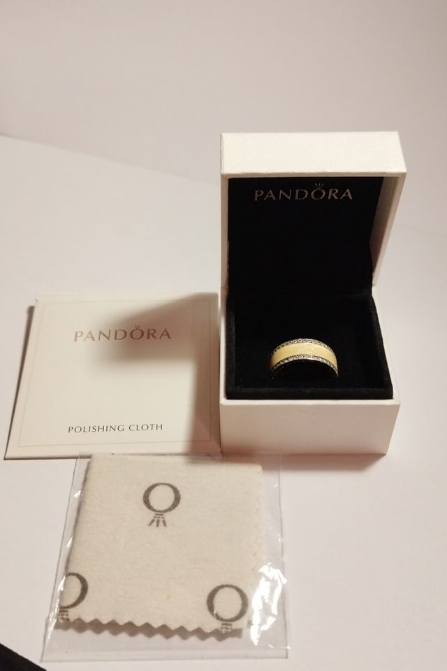 Anillo de plata y circonitas Pandora