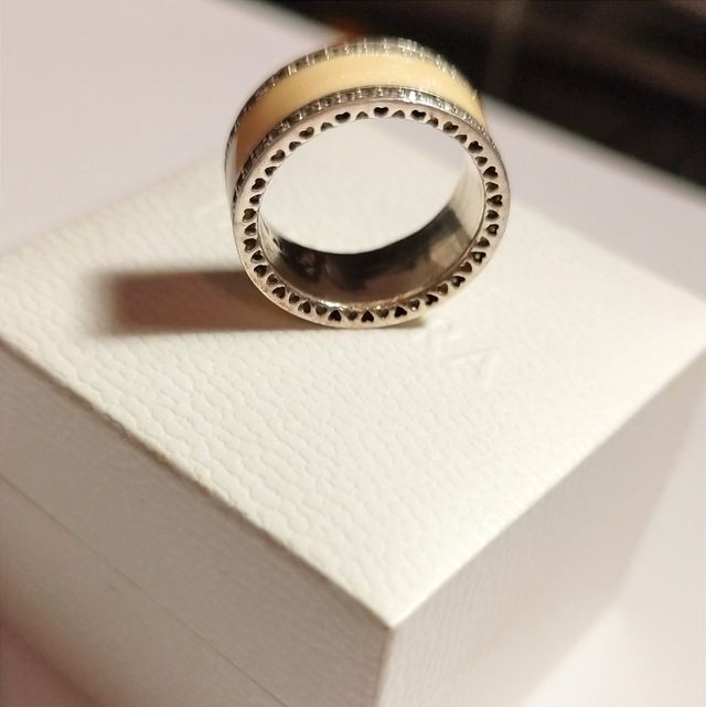 Anillo de plata y circonitas Pandora