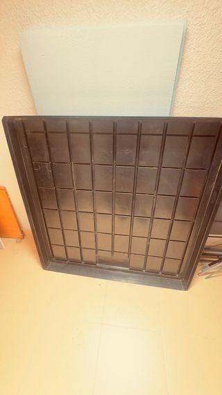 mesa con soporte y bandejas