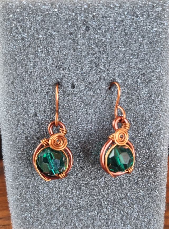 Orecchini in rame con pietra verde