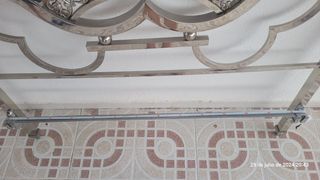 Cama plateada antigua de 135 cm.