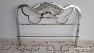 Cama plateada antigua de 135 cm.