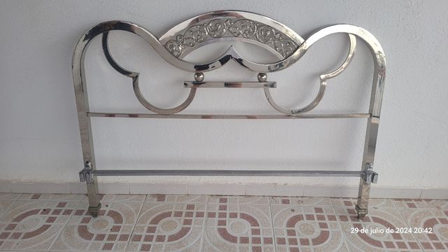 Cama plateada antigua de 135 cm.