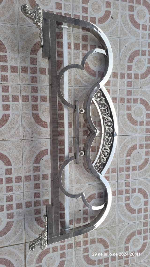 Cama plateada antigua de 135 cm.