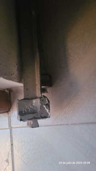 Cama plateada antigua de 135 cm.