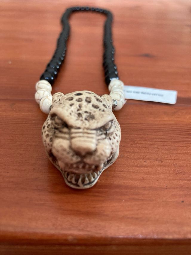 Collar onix negro con jaguar de piedra