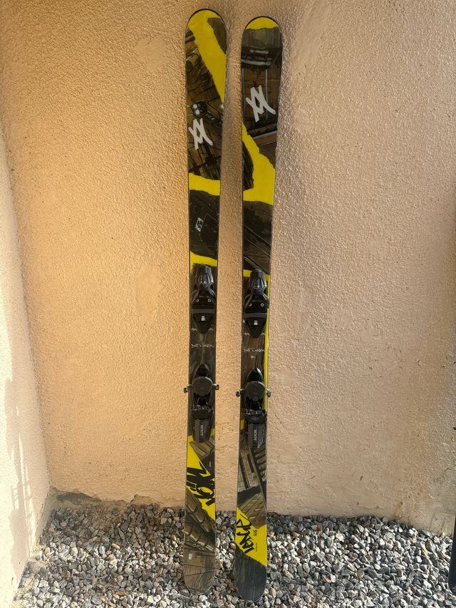 Ski Volkl ledge freestyle