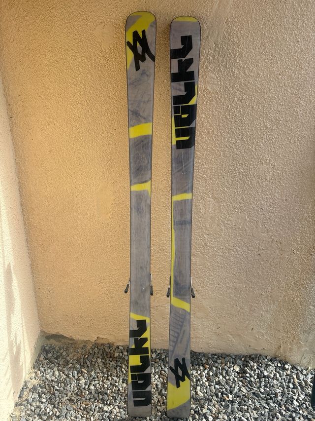 Ski Volkl ledge freestyle