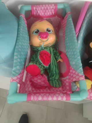 Bebé lloron y cuna