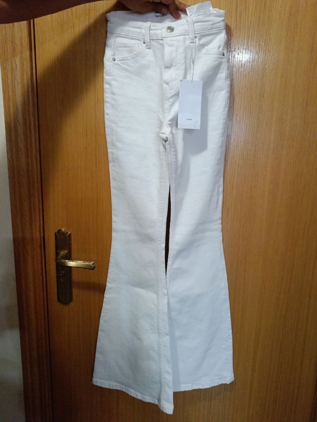 Bonito pantalón vaquero de campana