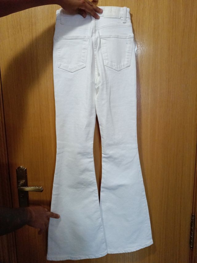 Bonito pantalón vaquero de campana