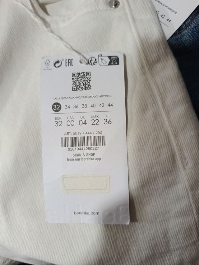 Bonito pantalón vaquero de campana