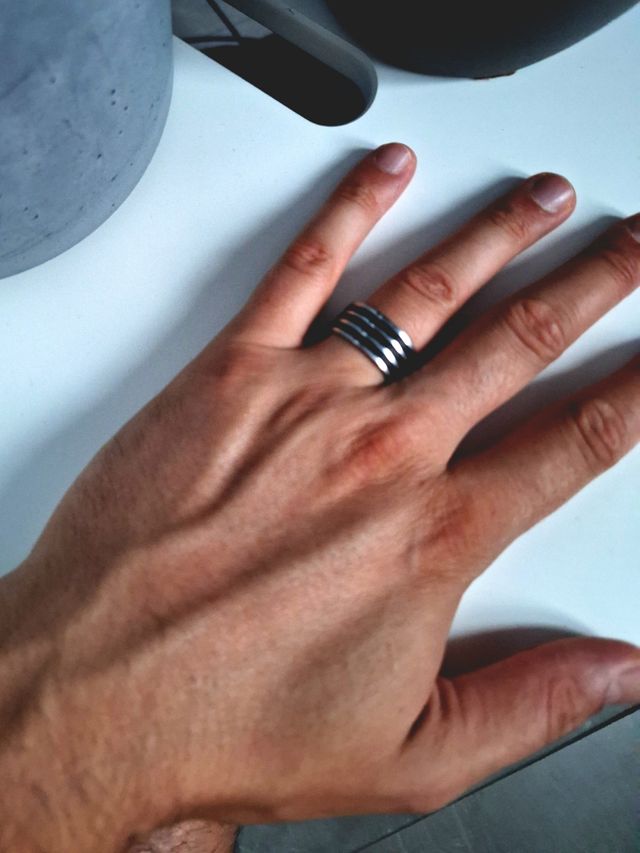 Anillo de acero y caucho negro