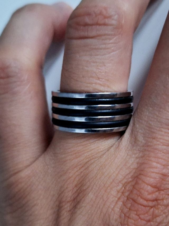 Anillo de acero y caucho negro