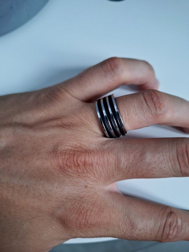 Anillo de acero y caucho negro