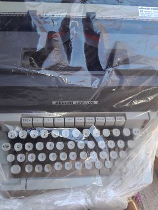 Maquina de escribir olivetti línea 98