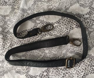 cinturón negro con mosquetones