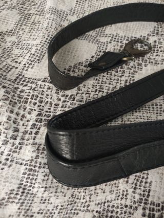 cinturón negro con mosquetones