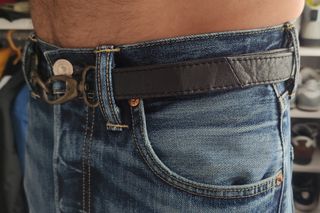 cinturón negro con mosquetones