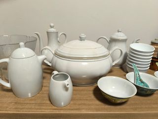 Lote de vajilla y mantel con servilletas de tela