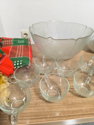Lote de vajilla y mantel con servilletas de tela